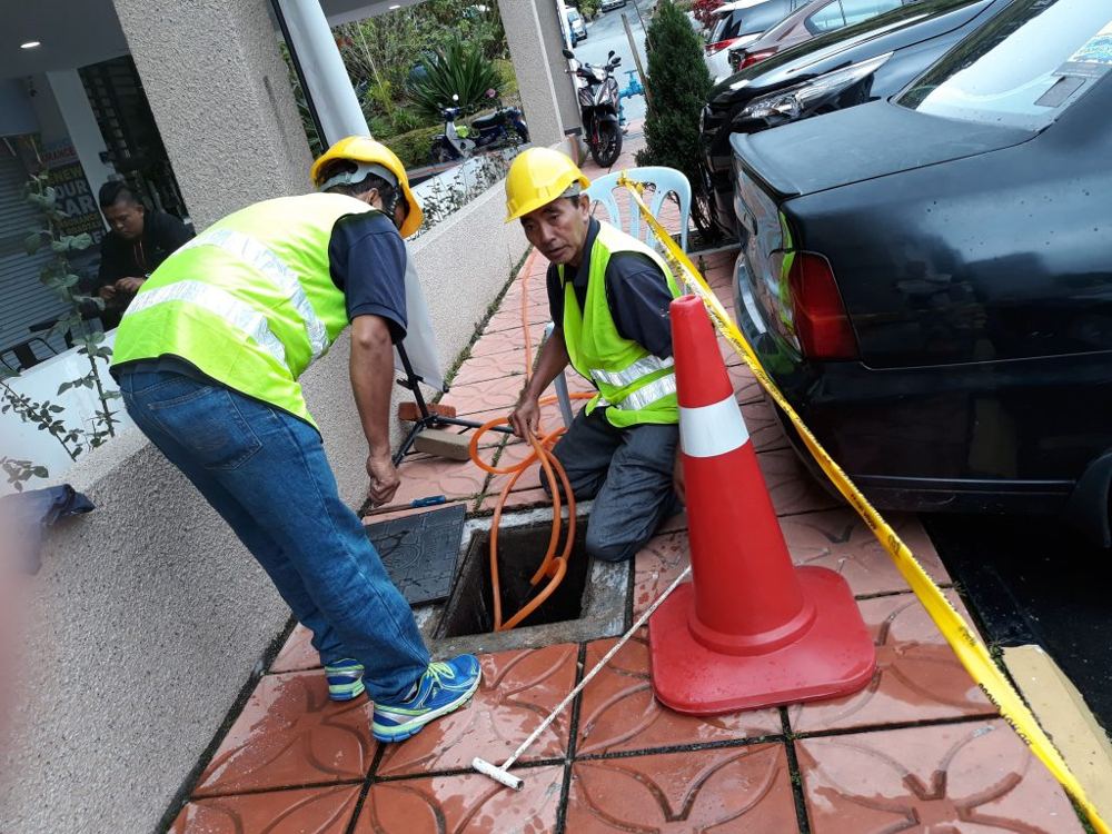 Underground trap cleaning, Avillion by Alam Aman Services