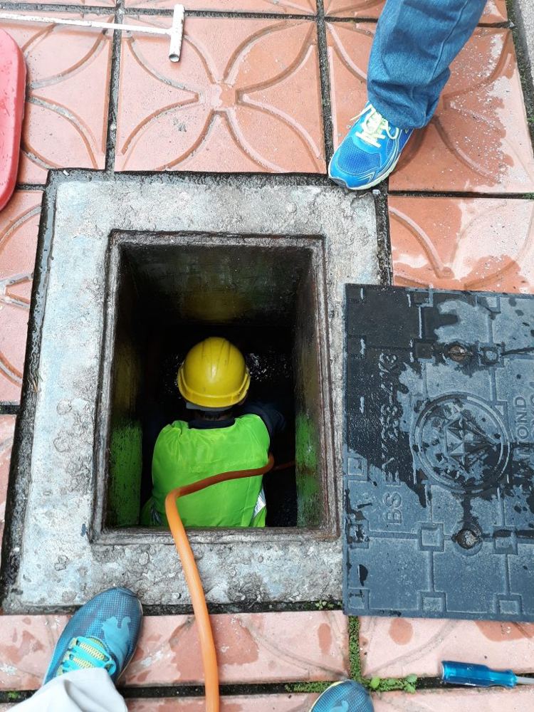 Confined space grease trap cleaning by Alam Aman Services